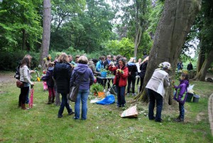 Flechten der Blumenkränze