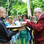 Johan Larsson überreicht ein Gastgeschenk aus Schweden an den 1. Vorsitzenden des DSFV, Lothar Hofmann