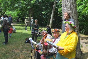 Musikanten und Sänger: Adelheid, Viktor, Heinrich, Irmhild (von links)